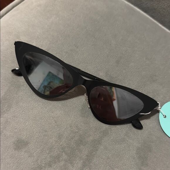 Stylish Black Cat-Eye Sunglasses Metal Frame Dark Lense BRAND NEW 100% UV Tint - Picture 1 of 3